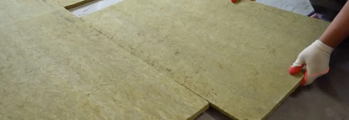 Person verlegt Dämmstoffplatten